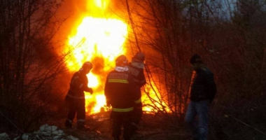 Incendiu la Medgida. Arde un rezervor de deșeuri petroliere - 1