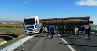 Trafic blocat pe A2! Un TIR a ieșit în decor - GALERIE FOTO - 5