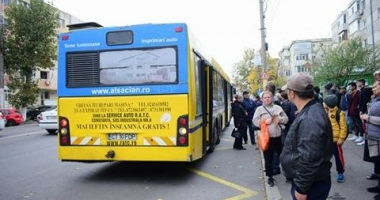 GALERIE FOTO / Panică printre călătorii unui autobuz RATC! UȘA AUTOVEHICULULUI S-A RUPT ÎN TIMPUL MERSULUI - 4