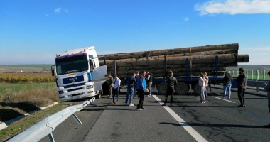 Stire din Eveniment : Trafic blocat pe A2! Un TIR a ieșit în decor - GALERIE FOTO