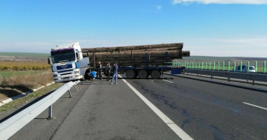 Trafic blocat pe A2! Un TIR a ieșit în decor - GALERIE FOTO - 7