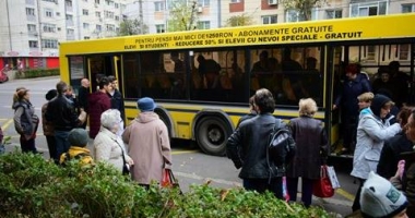 Stire din Eveniment : GALERIE FOTO / Panică printre călătorii unui autobuz RATC! UȘA AUTOVEHICULULUI S-A RUPT ÎN TIMPUL MERSULUI