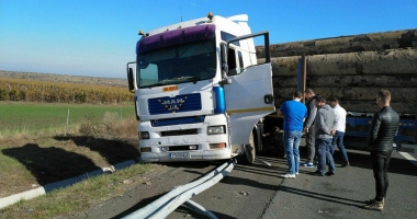 Trafic blocat pe A2! Un TIR a ieșit în decor - GALERIE FOTO - 3
