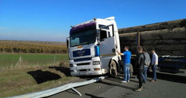 Trafic blocat pe A2! Un TIR a ieșit în decor - GALERIE FOTO - 2