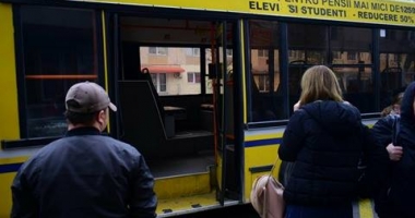 GALERIE FOTO / Panică printre călătorii unui autobuz RATC! UȘA AUTOVEHICULULUI S-A RUPT ÎN TIMPUL MERSULUI - 2