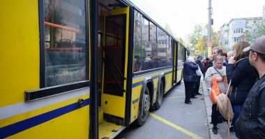 GALERIE FOTO / Panică printre călătorii unui autobuz RATC! UȘA AUTOVEHICULULUI S-A RUPT ÎN TIMPUL MERSULUI - 3