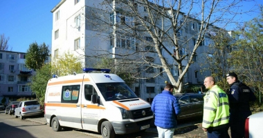 UPDATE - PERSOANA CARE A CĂZUT DE LA ETAJUL AL TREILEA AL UNUI BLOC DIN CONSTANȚA, DECEDATĂ! - 4