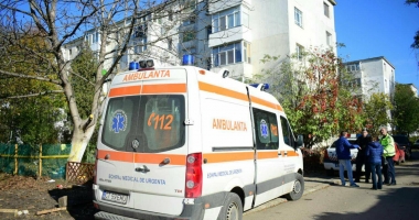 UPDATE - PERSOANA CARE A CĂZUT DE LA ETAJUL AL TREILEA AL UNUI BLOC DIN CONSTANȚA, DECEDATĂ! - 2