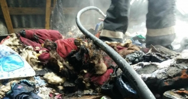 Stire din Eveniment : GALERIE FOTO / CASĂ DISTRUSĂ DE FLĂCĂRI! Pompierii constănțeni, în alertă