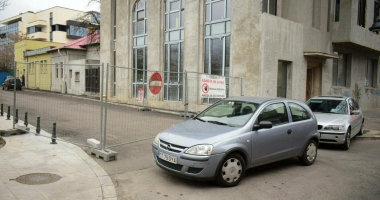 Galerie foto  / Mașini parcate haotic, la intrare în Parcul Arheologic. Poliția Locală, nicio măsură! - 2