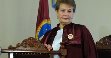 Stire din Politică-Administrație : Scandal Monstru la Curtea Constituțională