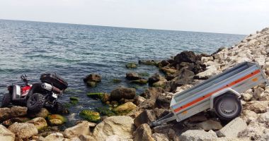 GALERIE FOTO / ATV RĂSTURNAT ÎN MARE, ÎN FALEZĂ NORD - 2