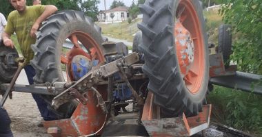 Stire din Eveniment : UPDATE. TRACTOR RĂSTURNAT. Un bărbat este prins sub vehicul