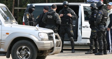 Acțiune cu mascați în centrul Constanței. Un polițist a fost împușcat / GALERIE FOTO - 2