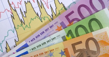 Stire din Economie : România va rambursa 13 miliarde euro în următorii doi ani. Rezervele valutare sunt în pericol!