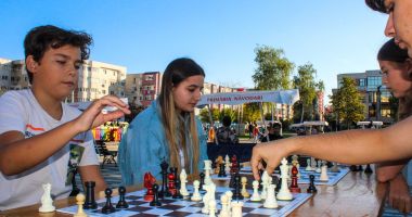 Peste 100 de participanţi, la prima ediţie a turneului „Şah în parc”, la Năvodari