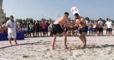 Stire din Sport : Peste 350 de sportivi, la startul Naţionalelor de lupte pe plajă, la Costineşti