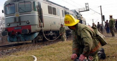 Stire din Eveniment : Hunedoara: Trenul rapid Viena-București Nord a luat foc în zona Orăștie