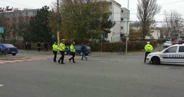 Stire din Eveniment : FOTO-VIDEO / Pieton lovit pe trecere, pe bulevardul Mamaia. "Victima a sărit pe capotă"