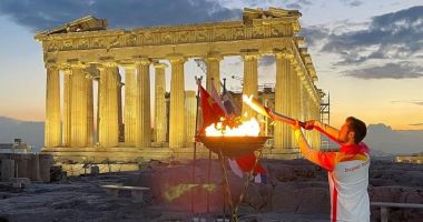 Stire din Sport : Olimpism / Flacăra olimpică a ajuns la Atena și a urcat pe Acropole