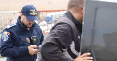 Bunuri contrafăcute și unelte de pescuit ilegal, confiscate de polițiștii de frontieră constănțeni - 2