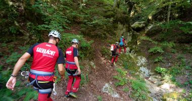 Stire din Social : Se fac eforturi pentru salvarea a doi turiști epuizați. Din cauza greutății, unul dintre ei nu poate fi cărat cu targa