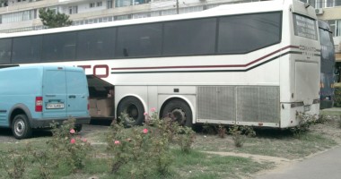 Stire din Eveniment : Galerie FOTO. Semnale de la cititori / PARCĂRI pe spațiul verde, în Constanța
