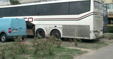 Galerie FOTO. Semnale de la cititori / PARCĂRI pe spațiul verde, în Constanța - 3