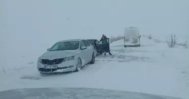 Stire din Eveniment : Viscolul paralizează tot județul. Trafic blocat și pene masive de curent