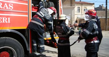 Stire din Eveniment : INCENDIU la Vadu Oii. Pădure în pericol, din cauza vântului!