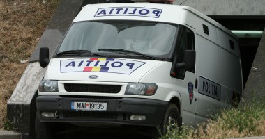 Stire din Eveniment : Copiii și soțiile polițiștilor răniți la serviciu, angajați de Poliția Română