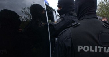 Stire din Eveniment : PERCHEZIȚII la indivizi suspectați de PORNOGRAFIE INFANTILĂ