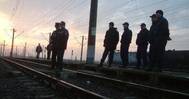 Stire din Eveniment : RAZII PE TRENURI / Cerșetori, vânzători ambulanți și minori fugiți de acasă, săltați de polițiști