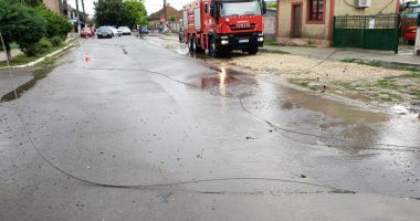 GALERIE FOTO / COD PORTOCALIU de vijelii și ploi torenațiale la Constanța. A fost smuls acoperișul unei școli - 4