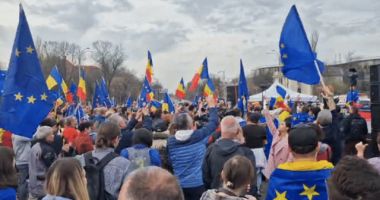 Stire din Actualitate : Mii de persoane, la mitingul ”EuRo Manifest” din Piaţa Victoriei