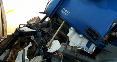 GALERIE FOTO / Accident grav la Constanța. Impact teribil între o cisternă și o basculantă. O persoană este încarcerată - 7