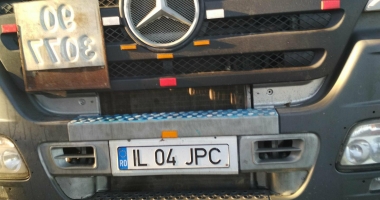GALERIE FOTO / Accident grav la Constanța. Impact teribil între o cisternă și o basculantă. O persoană este încarcerată - 4