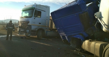 GALERIE FOTO / Accident grav la Constanța. Impact teribil între o cisternă și o basculantă. O persoană este încarcerată - 3