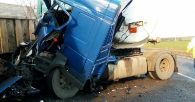 GALERIE FOTO / Accident grav la Constanța. Impact teribil între o cisternă și o basculantă. O persoană este încarcerată - 6