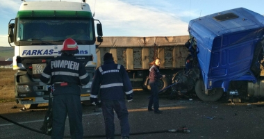 Stire din Eveniment : GALERIE FOTO / Accident grav la Constanța. Impact teribil între o cisternă și o basculantă. O persoană este încarcerată