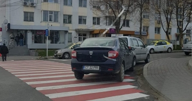 Mașină ce aparține Primăriei Mangalia, parcată pe trecerea de pietoni