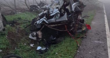 GALERIE FOTO / ACCIDENT ÎNGROZITOR: UN MORT ȘI O MAȘINĂ DISTRUSĂ, în județul Constanța - 3
