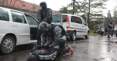 ZIUA POLIȚIEI ROMÂNE / Polițiștii constănțeni, aplaudați de copii - Galerie Foto - 7