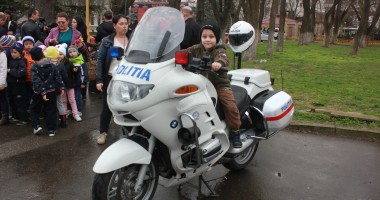 ZIUA POLIȚIEI ROMÂNE / Polițiștii constănțeni, aplaudați de copii - Galerie Foto - 4