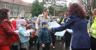 ZIUA POLIȚIEI ROMÂNE / Polițiștii constănțeni, aplaudați de copii - Galerie Foto - 5