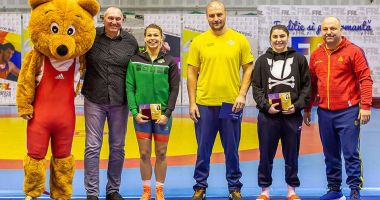 Stire din Sport : Lupte / Rareș Chintoan, Kriszta Incze și Alexandra Anghel au primit carnetele de „Maestru Emerit al Sportului”