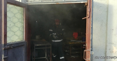 Stire din Eveniment : GALERIE FOTO / Incendiu la un atelier din municipiul Constanța