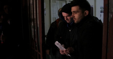 Stire din Eveniment : Detalii șocante despre polițistul pedofil. Ar fi violat o fetiță de 7 ani, pe care ar fi racolat-o din fața școlii Ce spune fosta soție