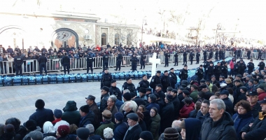 GALERIE FOTO / BOBOTEAZĂ. Mii de constănțeni, prezenți pe faleza Cazinoului. - 2