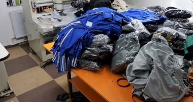 Stire din Eveniment : Percheziții MASIVE / A fost găsită o fabrică de haine contrafăcute - prejudiciu URIAȘ